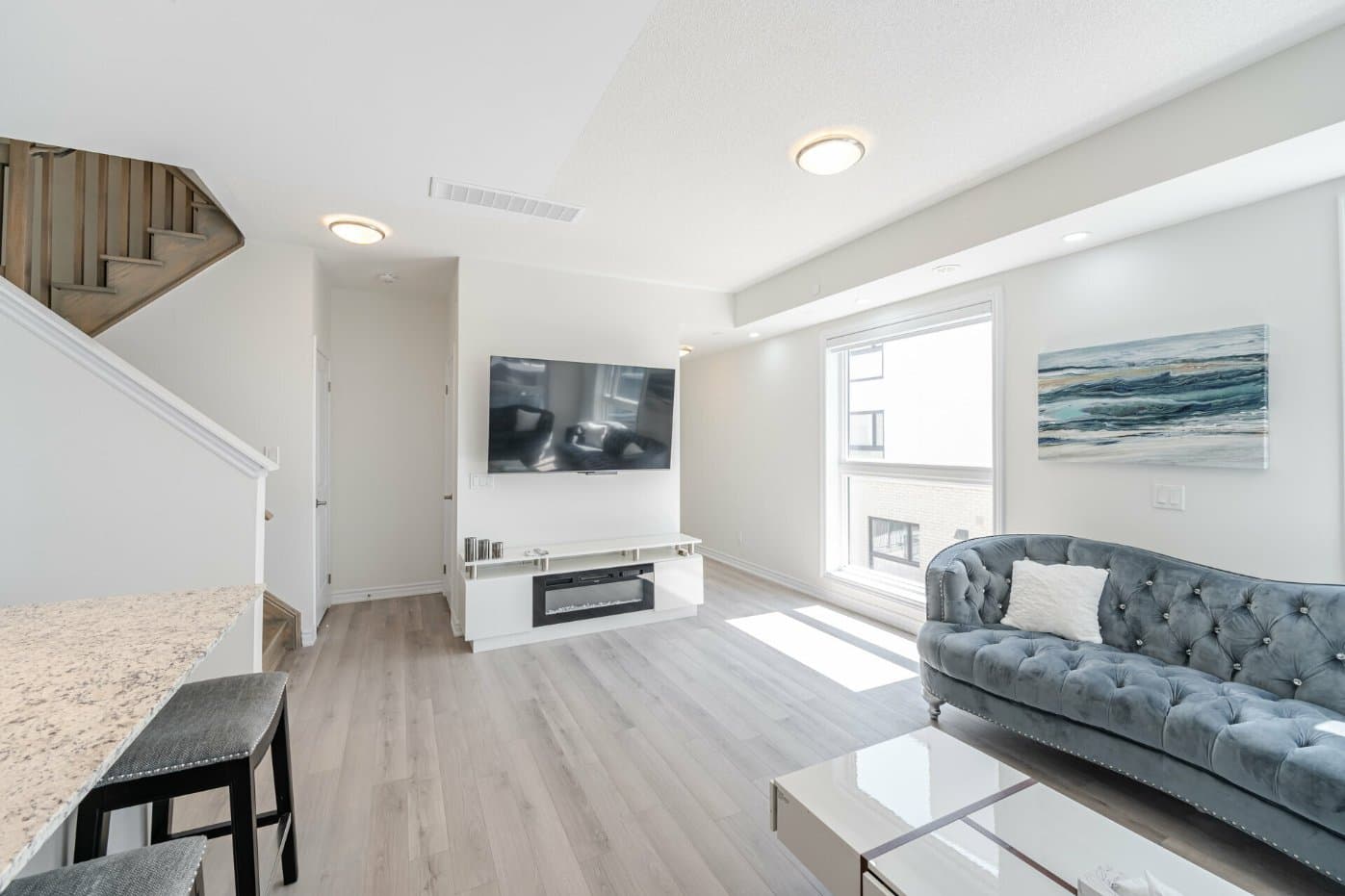 Beautiful Furnished 2 Bed, 2 Bath Condo — 86 Dundas St E, Mississauga (Artform Condos) - Photo 4