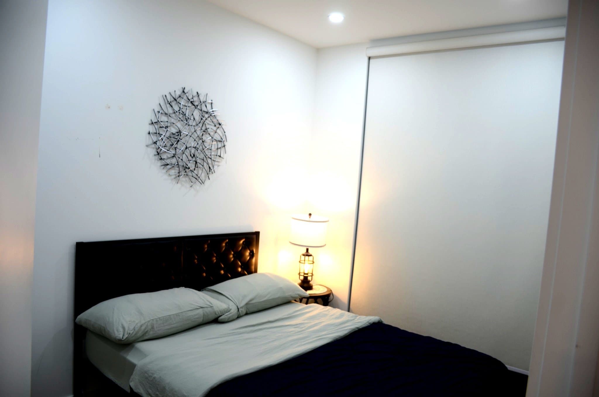 Beautiful Furnished 2 Bed, 2 Bath Condo — 86 Dundas St E, Mississauga (Artform Condos) - Photo 6