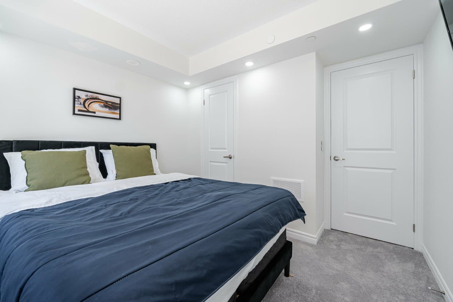 Beautiful Furnished 2 Bed, 2 Bath Condo — 86 Dundas St E, Mississauga (Artform Condos) - Photo 8
