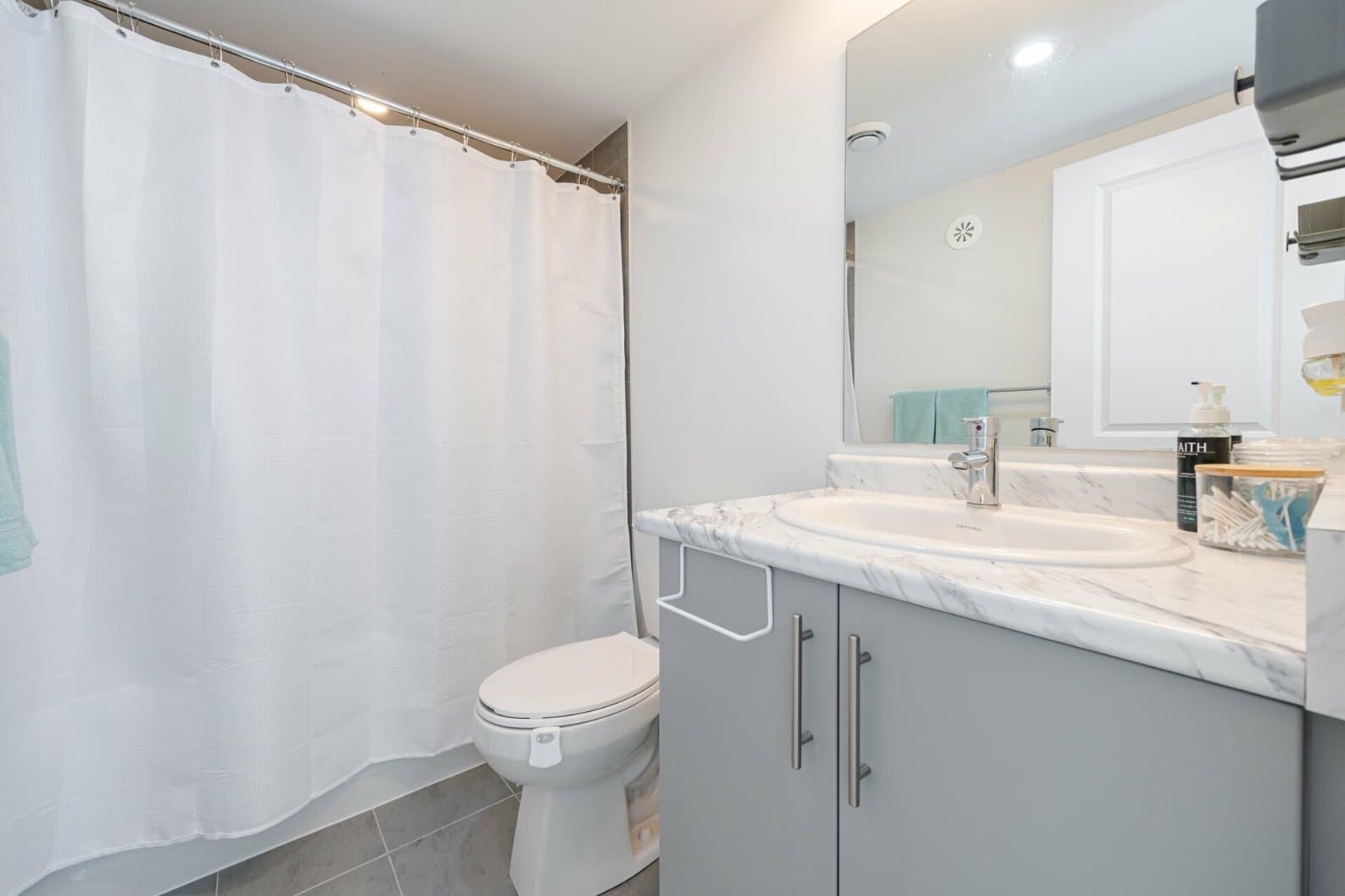 Beautiful Furnished 2 Bed, 2 Bath Condo — 86 Dundas St E, Mississauga (Artform Condos) - Photo 10