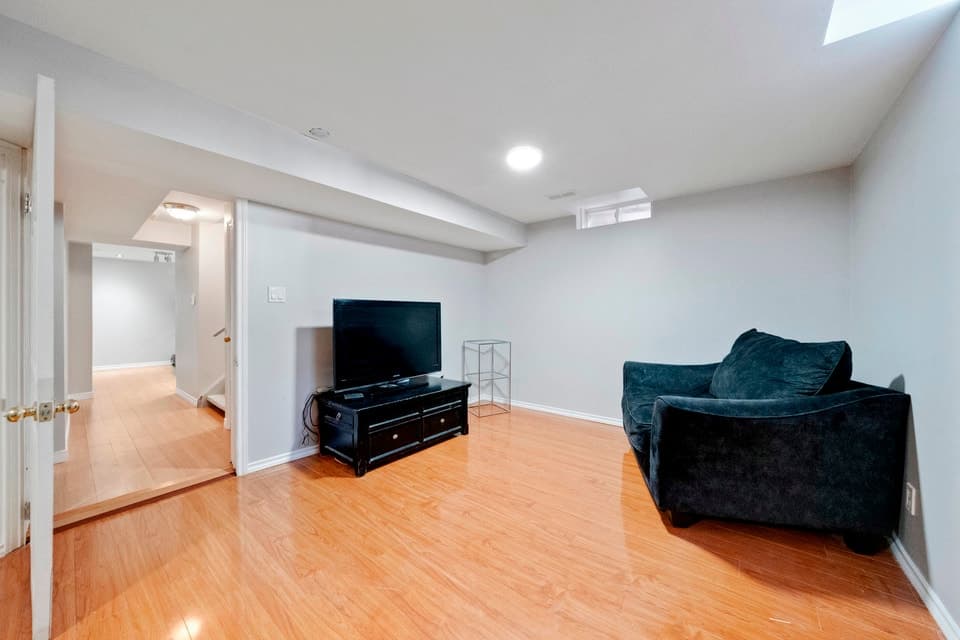 1 Bedroom Basement Apartment, Separate Entrance, Scarborough - Photo 2