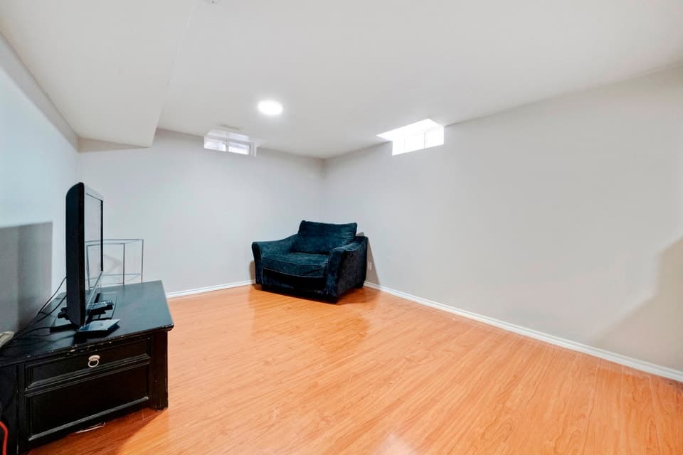 1 Bedroom Basement Apartment, Separate Entrance, Scarborough - Photo 3