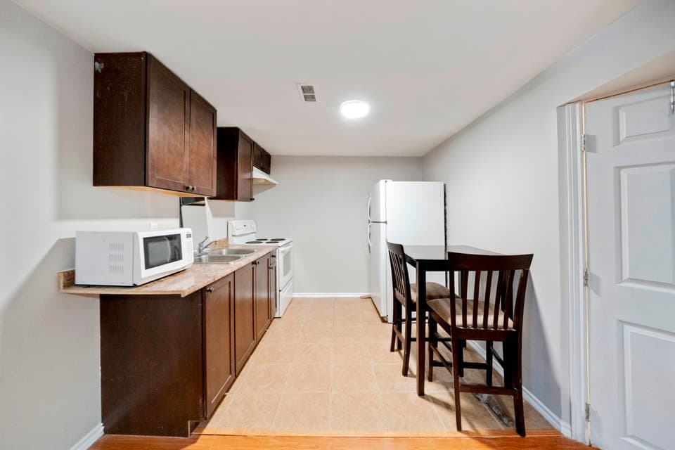 1 Bedroom Basement Apartment, Separate Entrance, Scarborough - Photo 4
