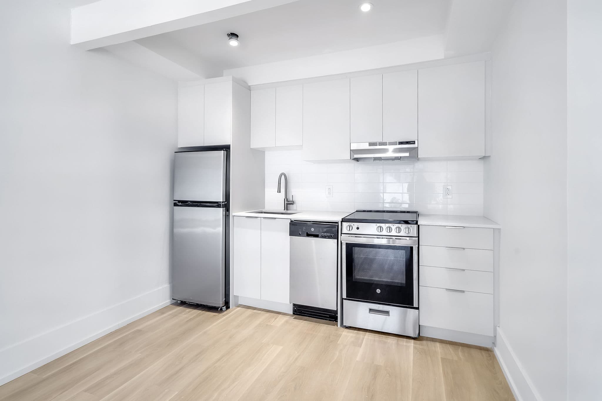 Bright & Spacious 1-Bed | NDG - Photo 3