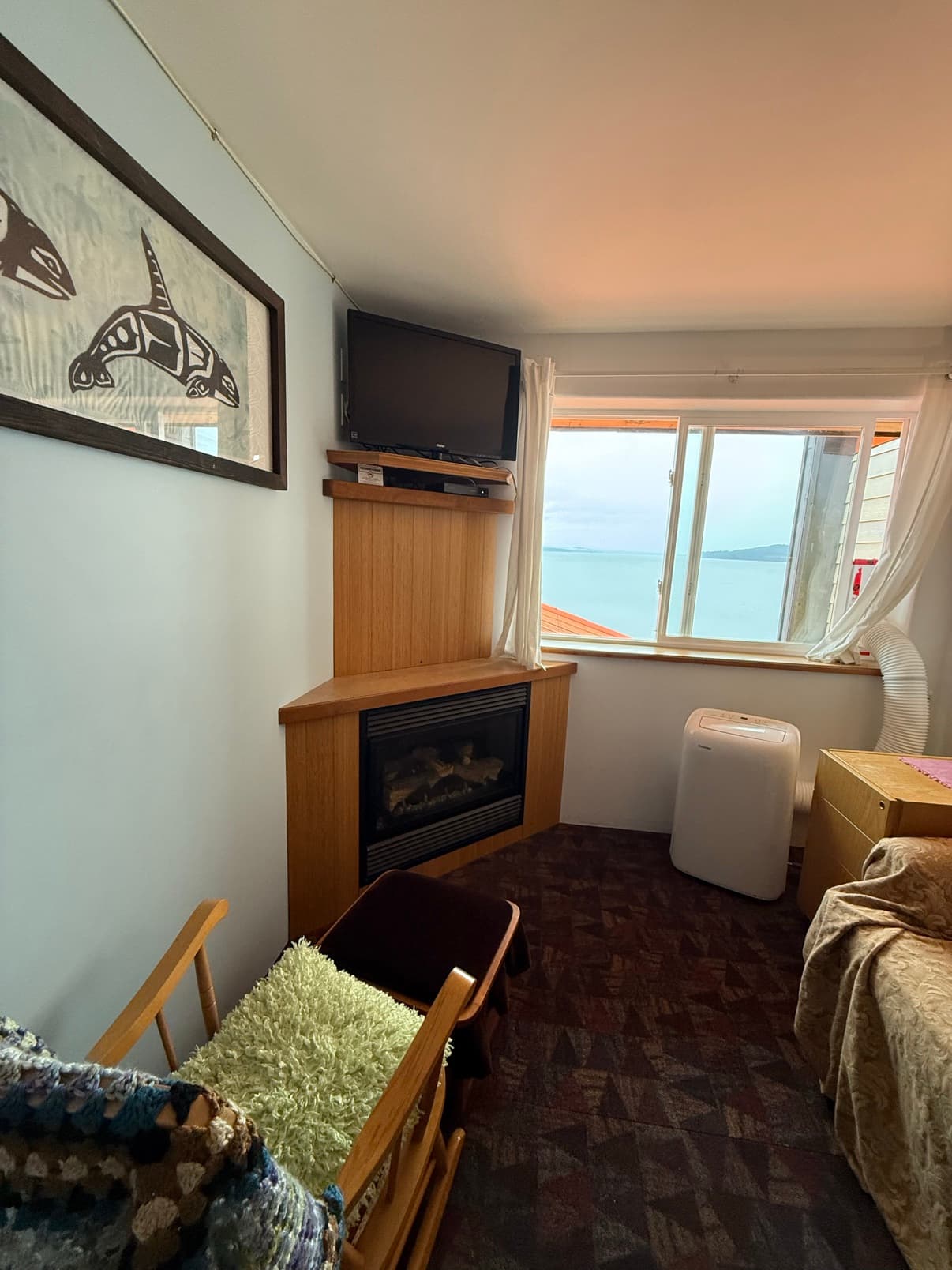 Room 212, 1 bedroom oceanfront queen room at The Oceanfront Hotel, Sointula - Photo 4