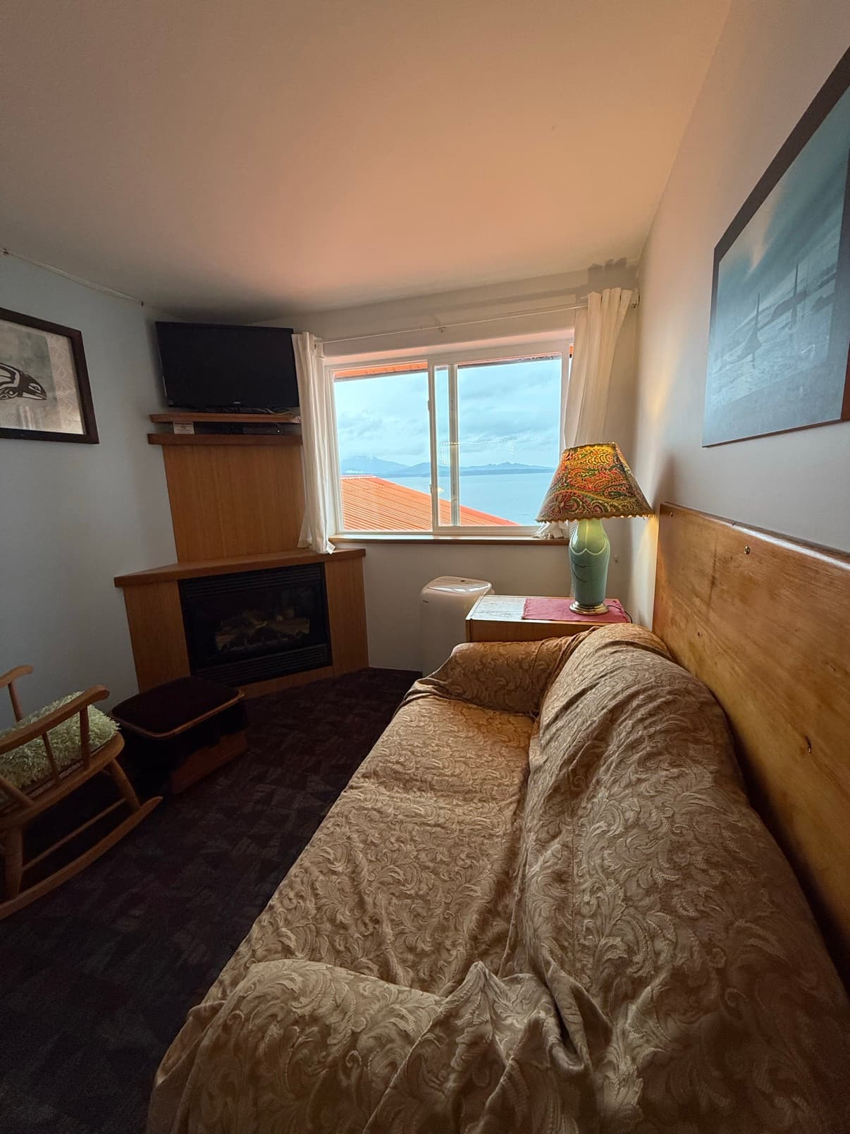 Room 212, 1 bedroom oceanfront queen room at The Oceanfront Hotel, Sointula - Photo 5