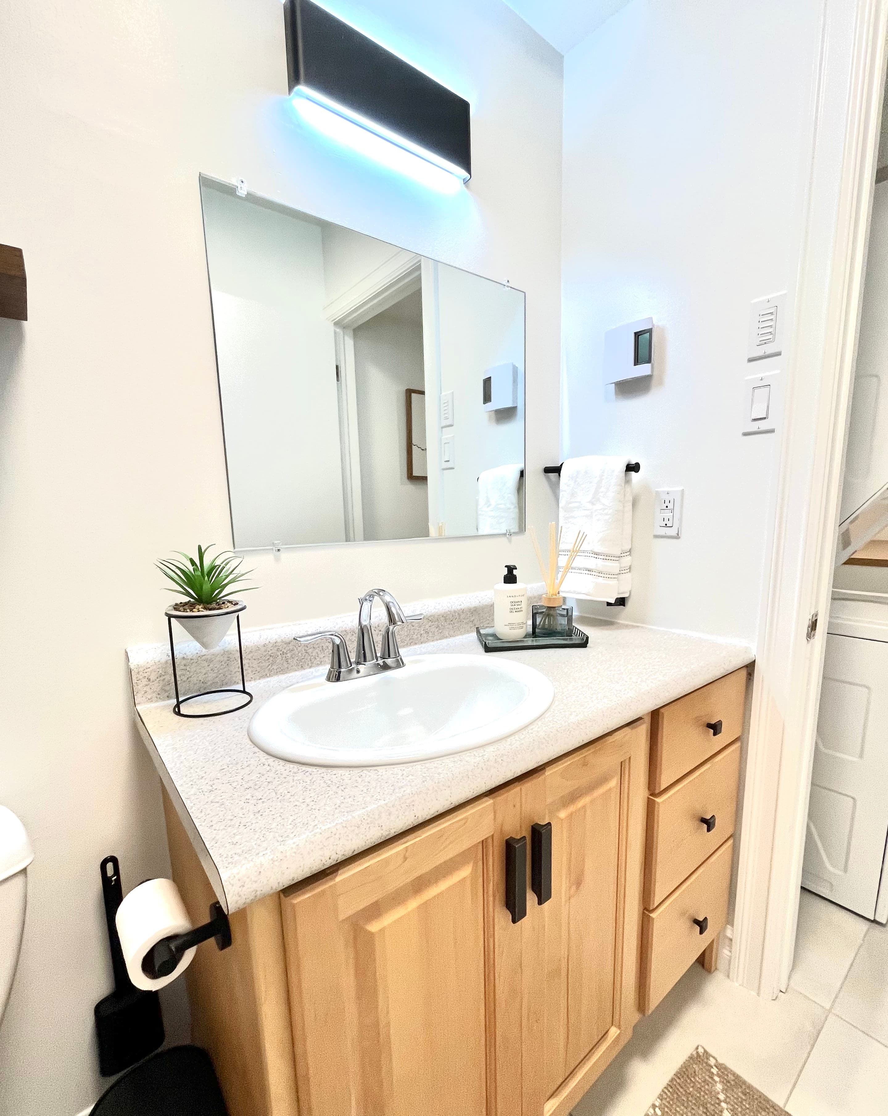 Fully Furnished 1-Bedroom Apartment in Quiet Halifax Neighbourhood ā $2,000/Month - Photo 19