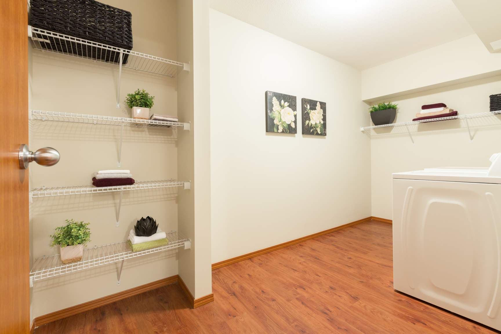 Merecroft Gardens — Two Bedroom One Bath - Photo 8