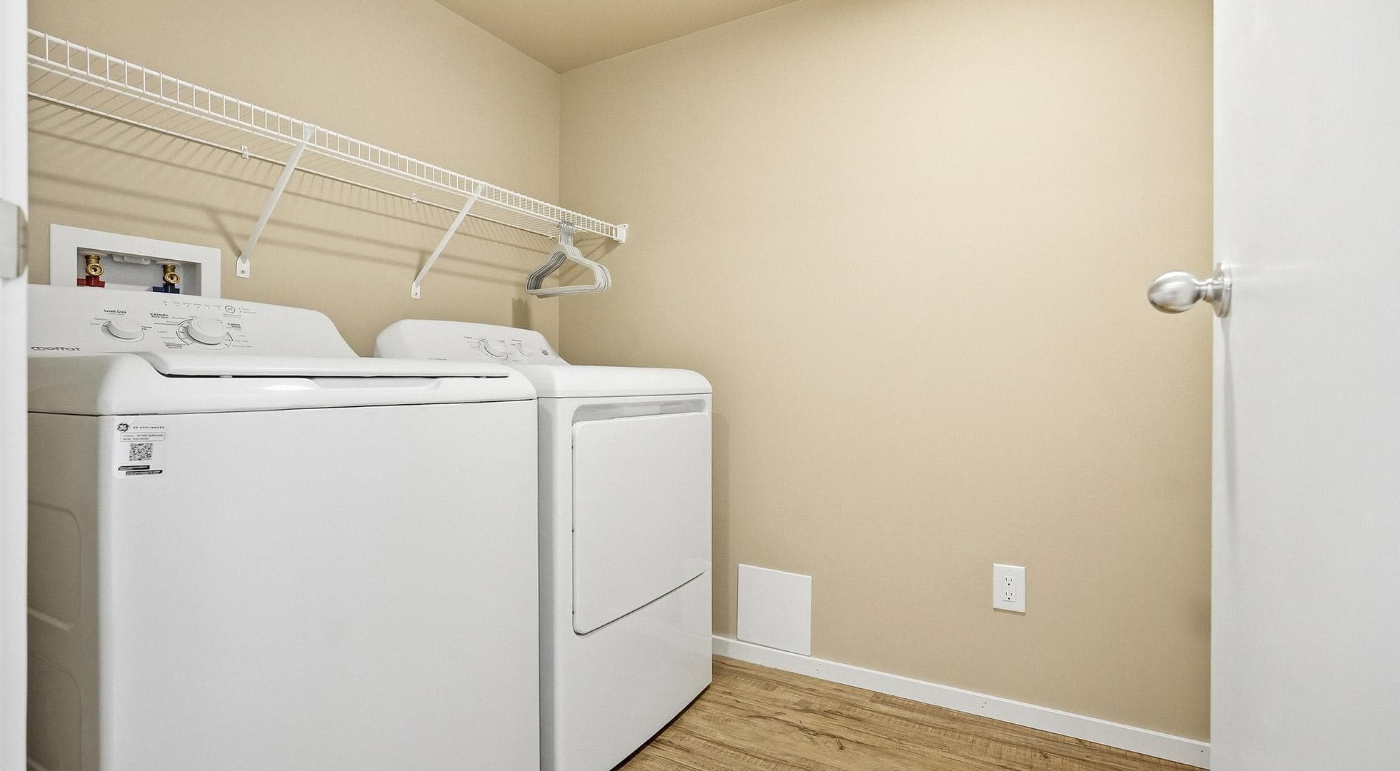 Seasons — Three Bedroom One Bath - Photo 9