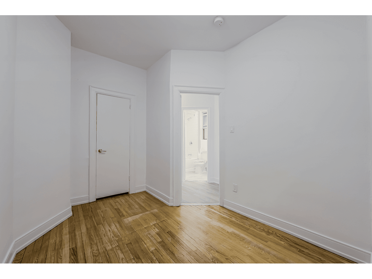 723 Bloor Street West — 2 BEDROOM - Photo 15