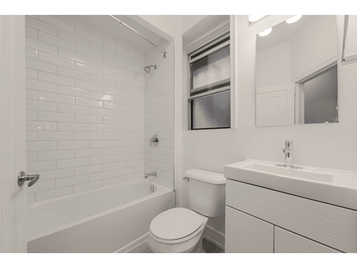 723 Bloor Street West — 2 BEDROOM - Photo 16