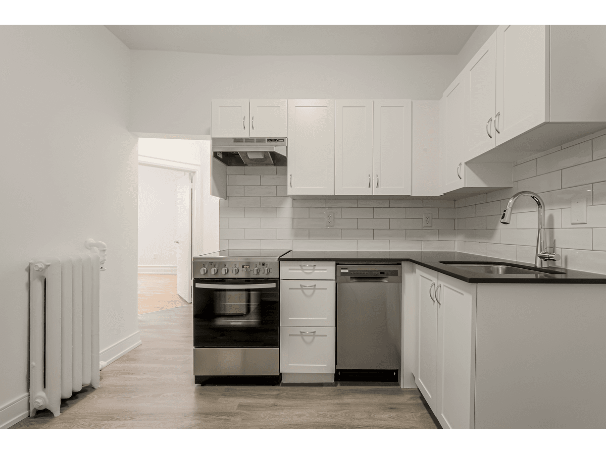 723 Bloor Street West — 2 BEDROOM - Photo 4