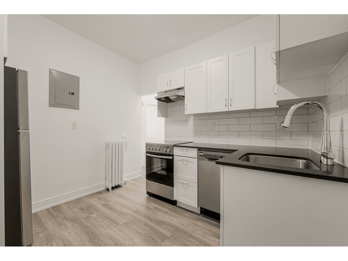723 Bloor Street West — 2 BEDROOM - Photo 5