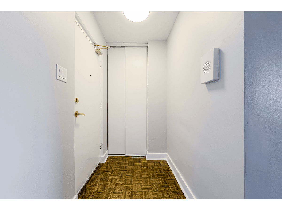 70 Park Street East — 1 BEDROOM - Photo 11