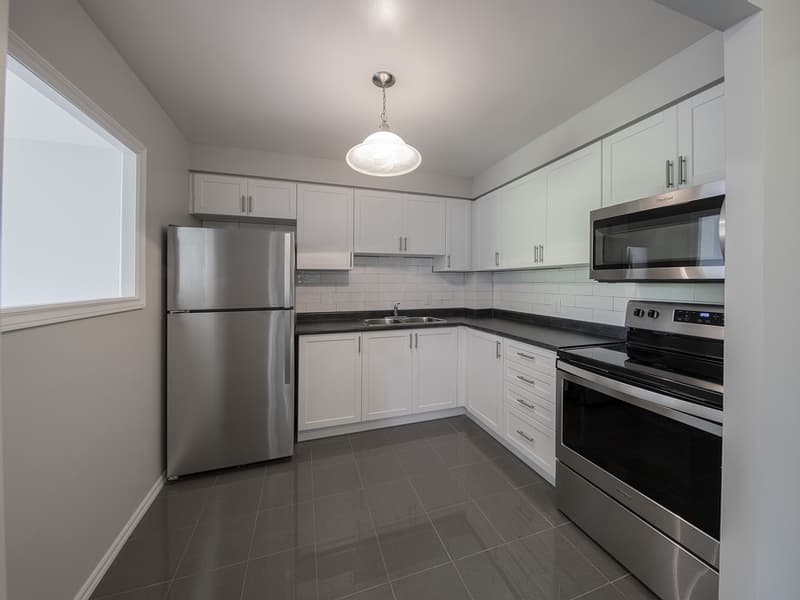 1340-1360 Kensington Parkway — 2 bedrooms - Photo 3