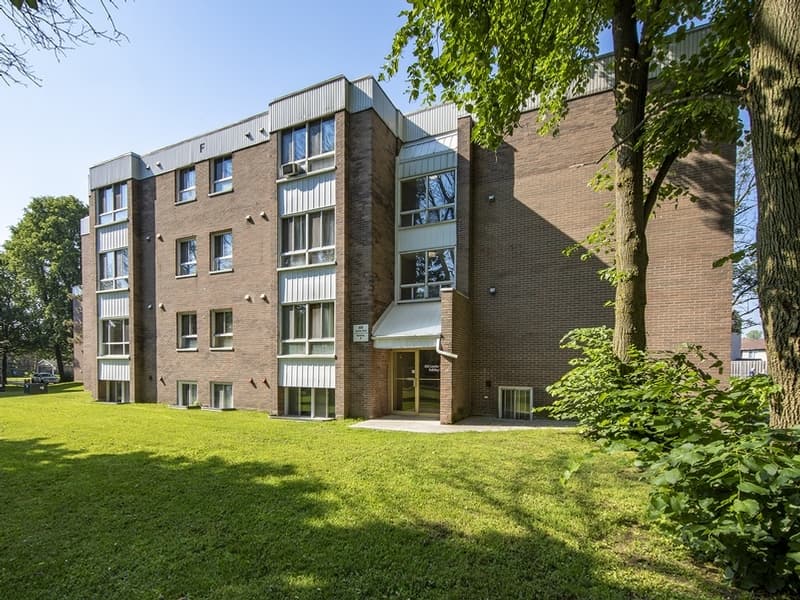 760-800 Laurier Boulevard — 3 bedrooms