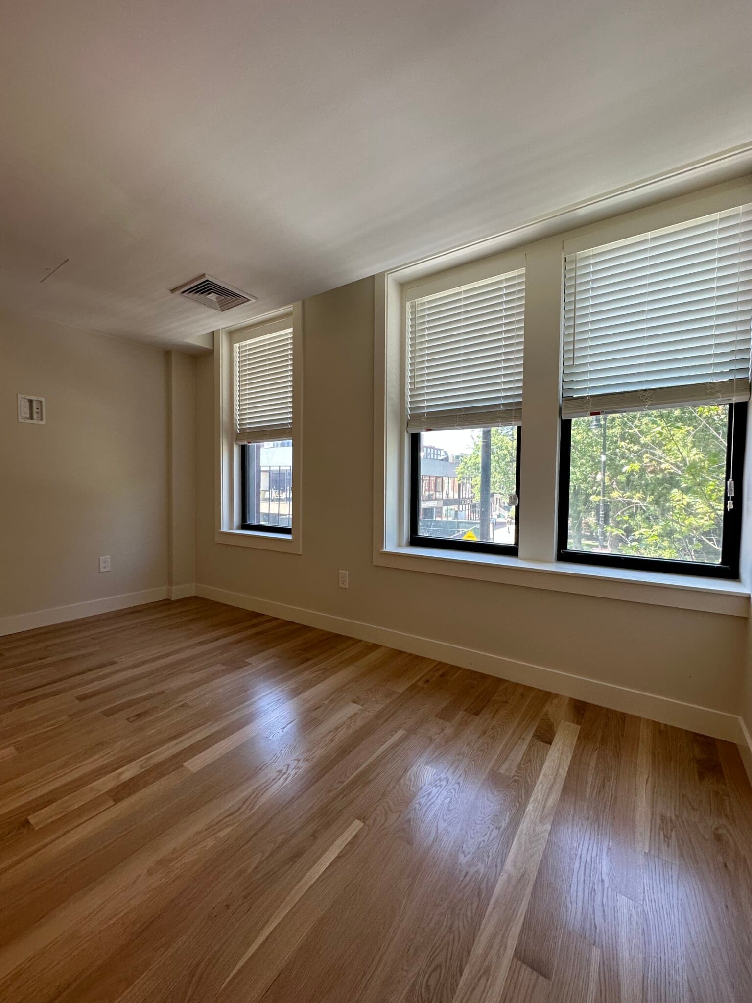 48 John F. Kennedy St - 6 - Photo 2