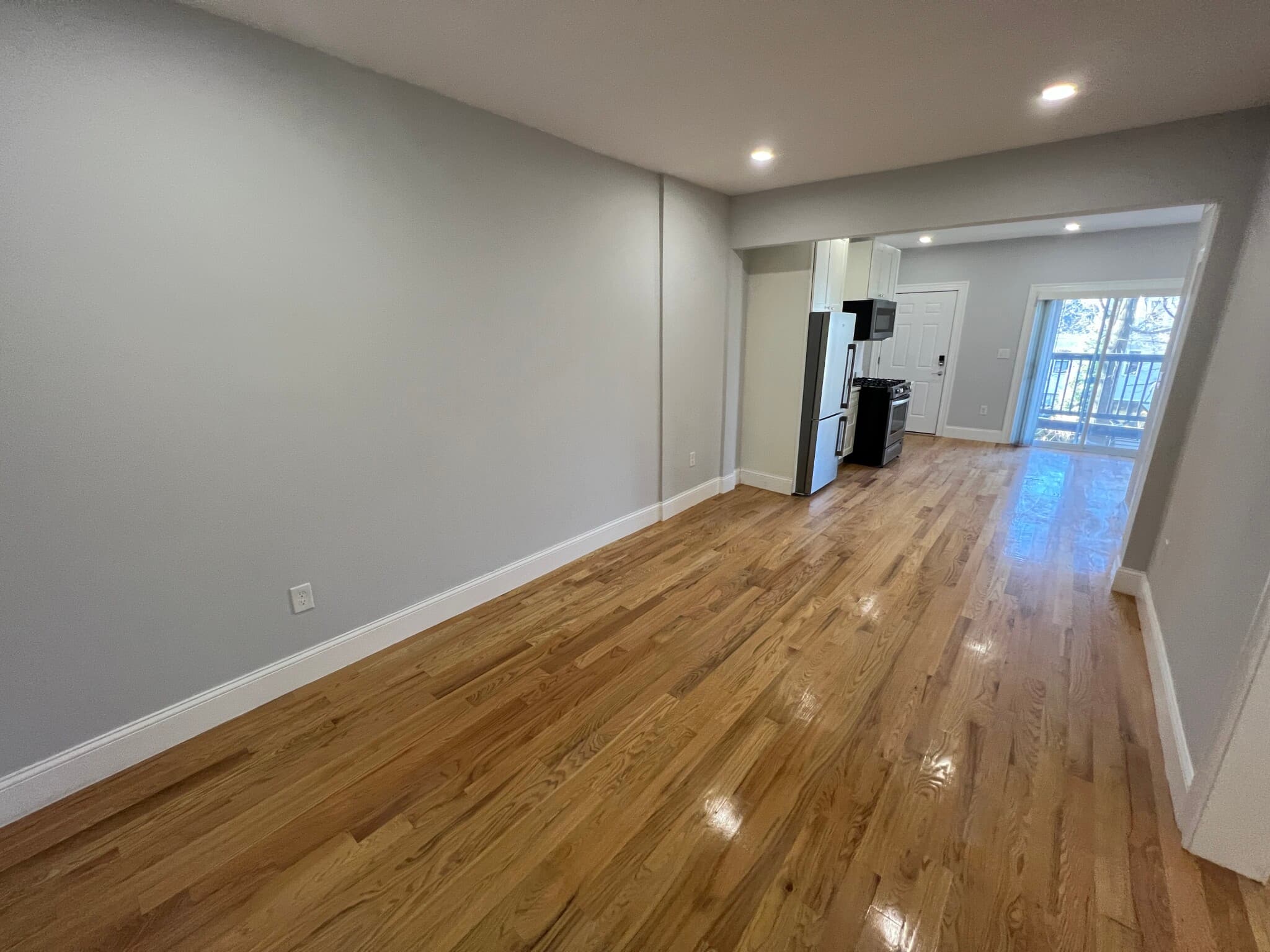 372 Oxford St - 4 - Photo 2