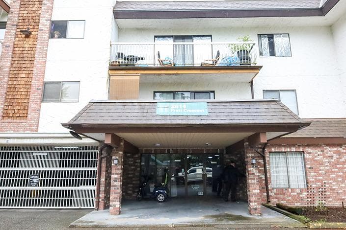 Hillside Terrace — Bachelor - Photo 11