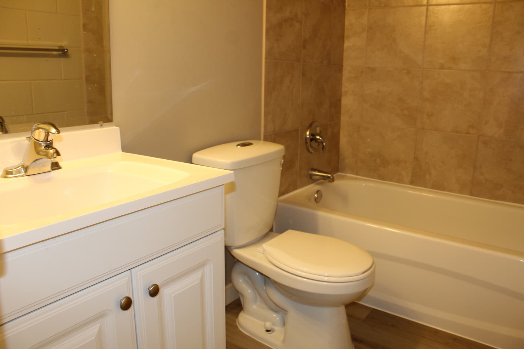 Astoria Manor - Photo 5