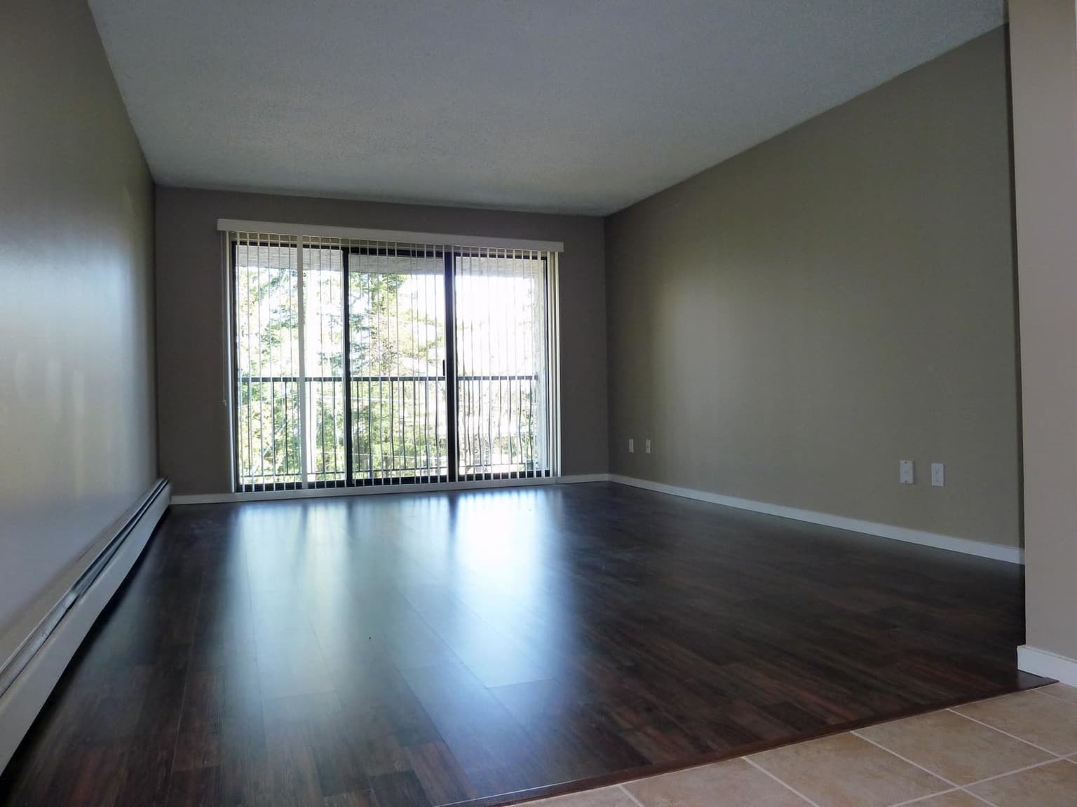 Dahlstrom Manor — Bachelor - Photo 3