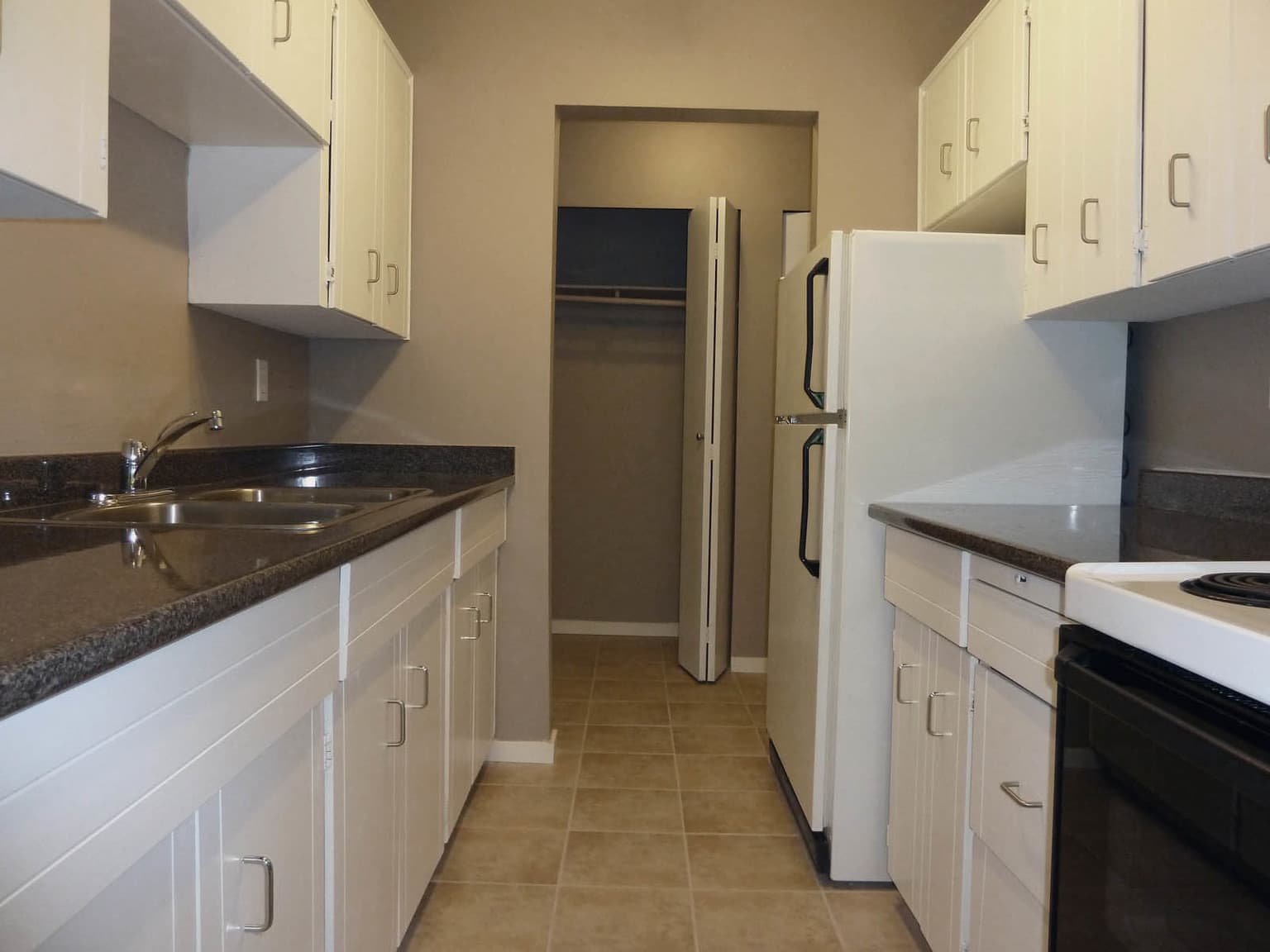 Dahlstrom Manor — Bachelor - Photo 4