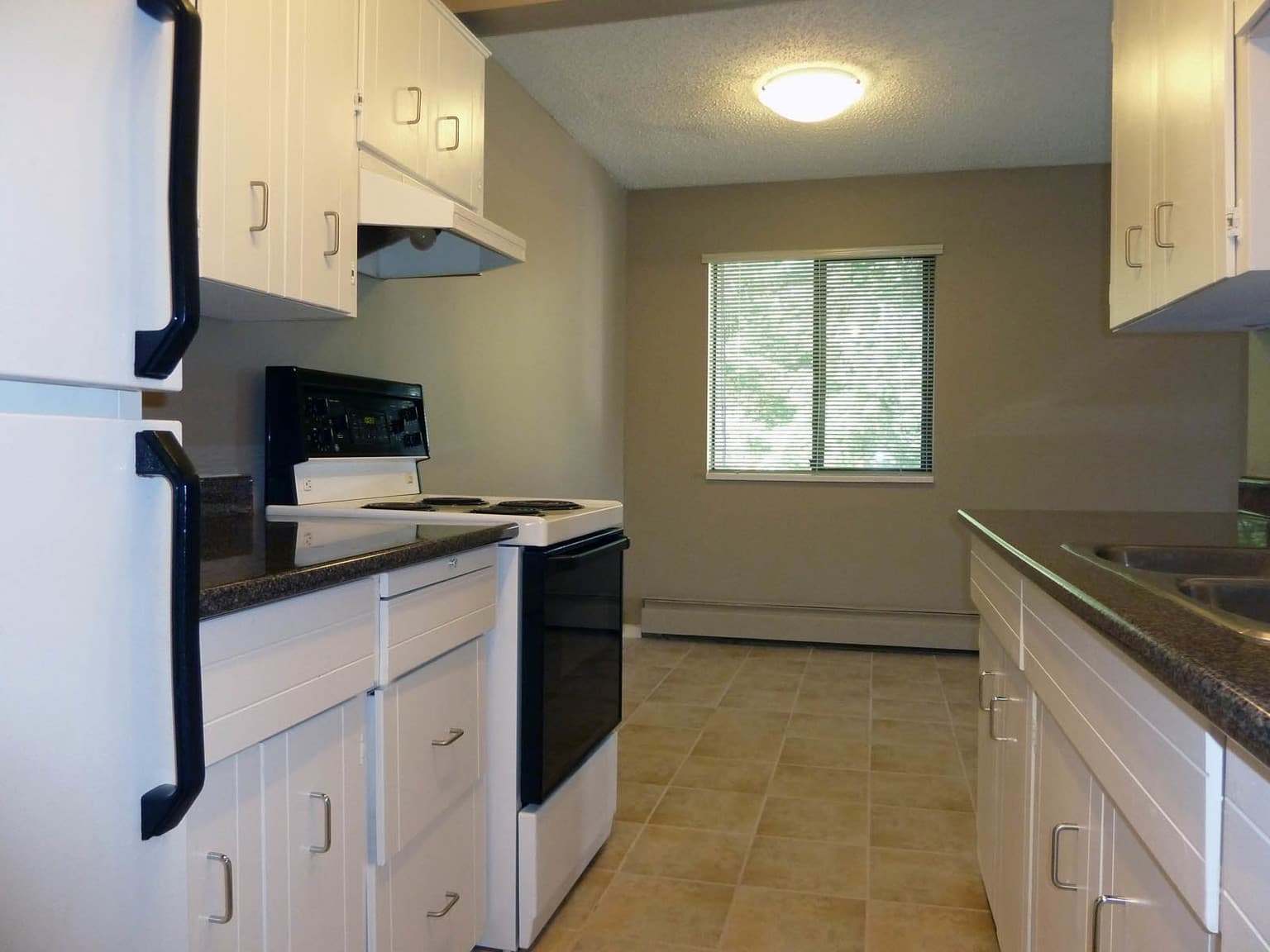 Dahlstrom Manor — Bachelor - Photo 5