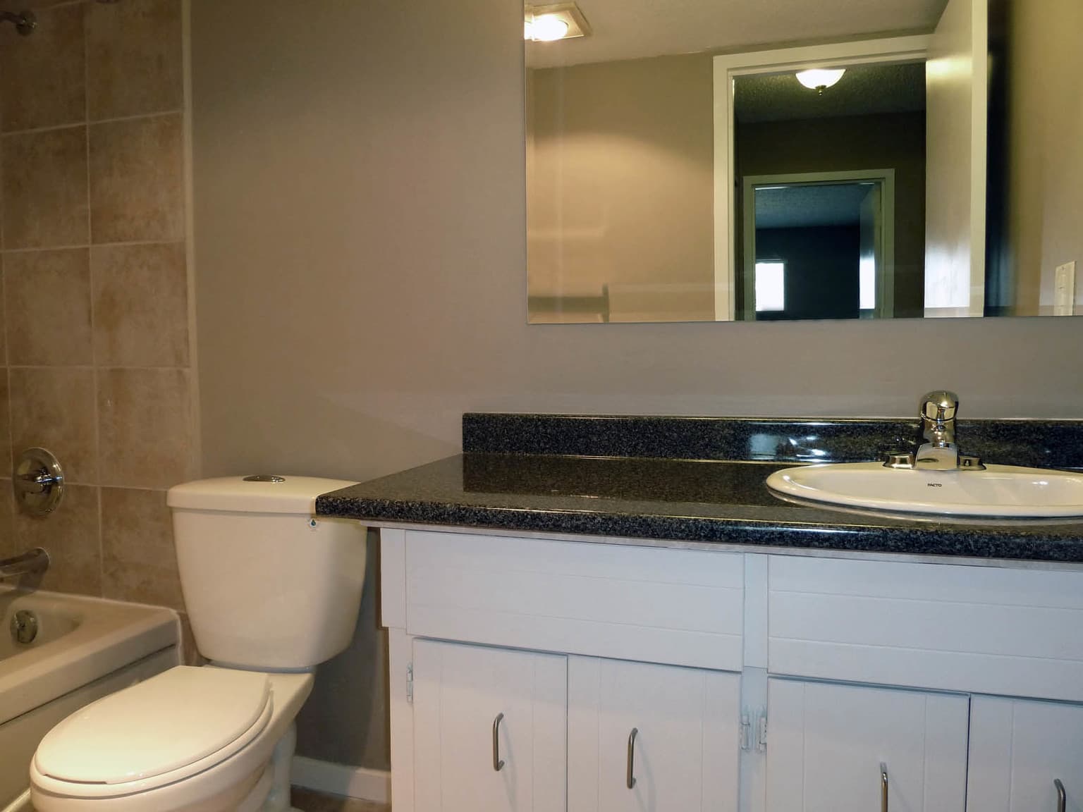 Dahlstrom Manor — Bachelor - Photo 6