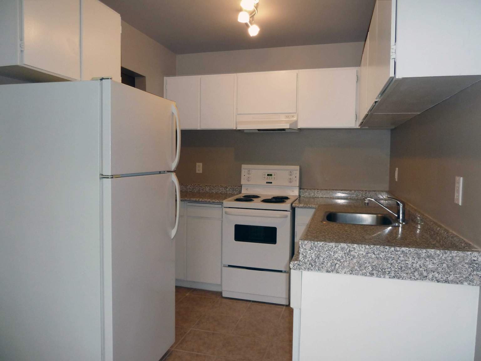 Pinetree Apartments — 1 bedroom - Photo 5