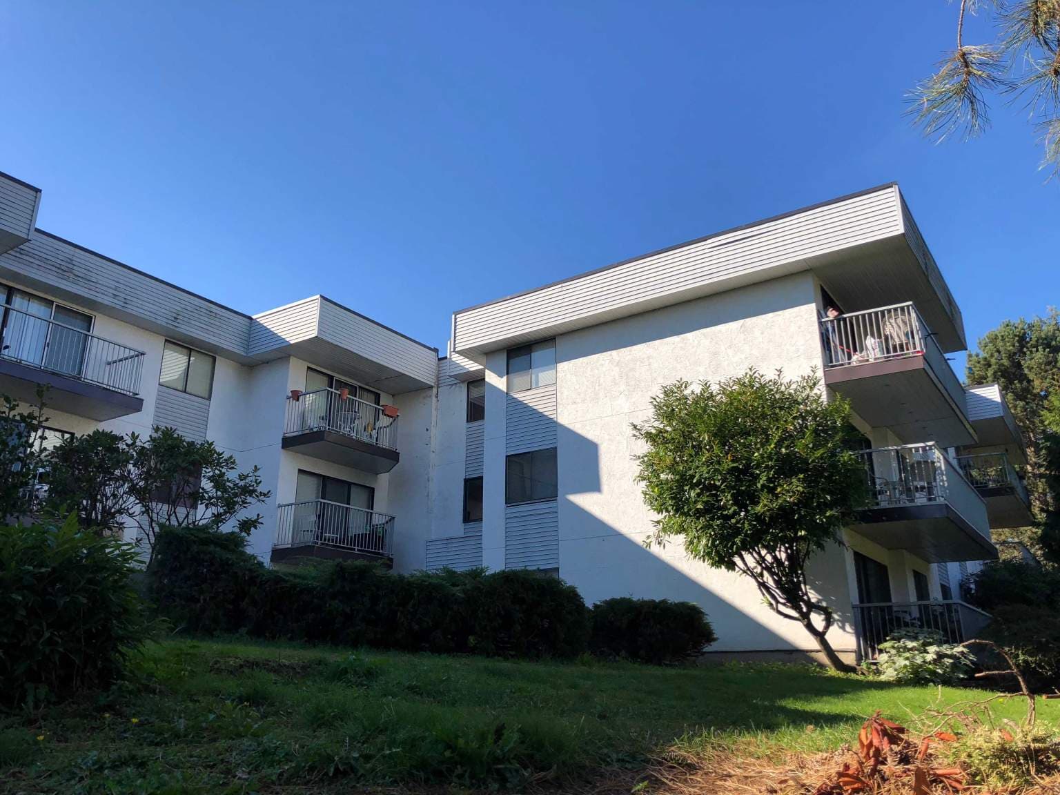 Sunshine Apartments - Photo 2