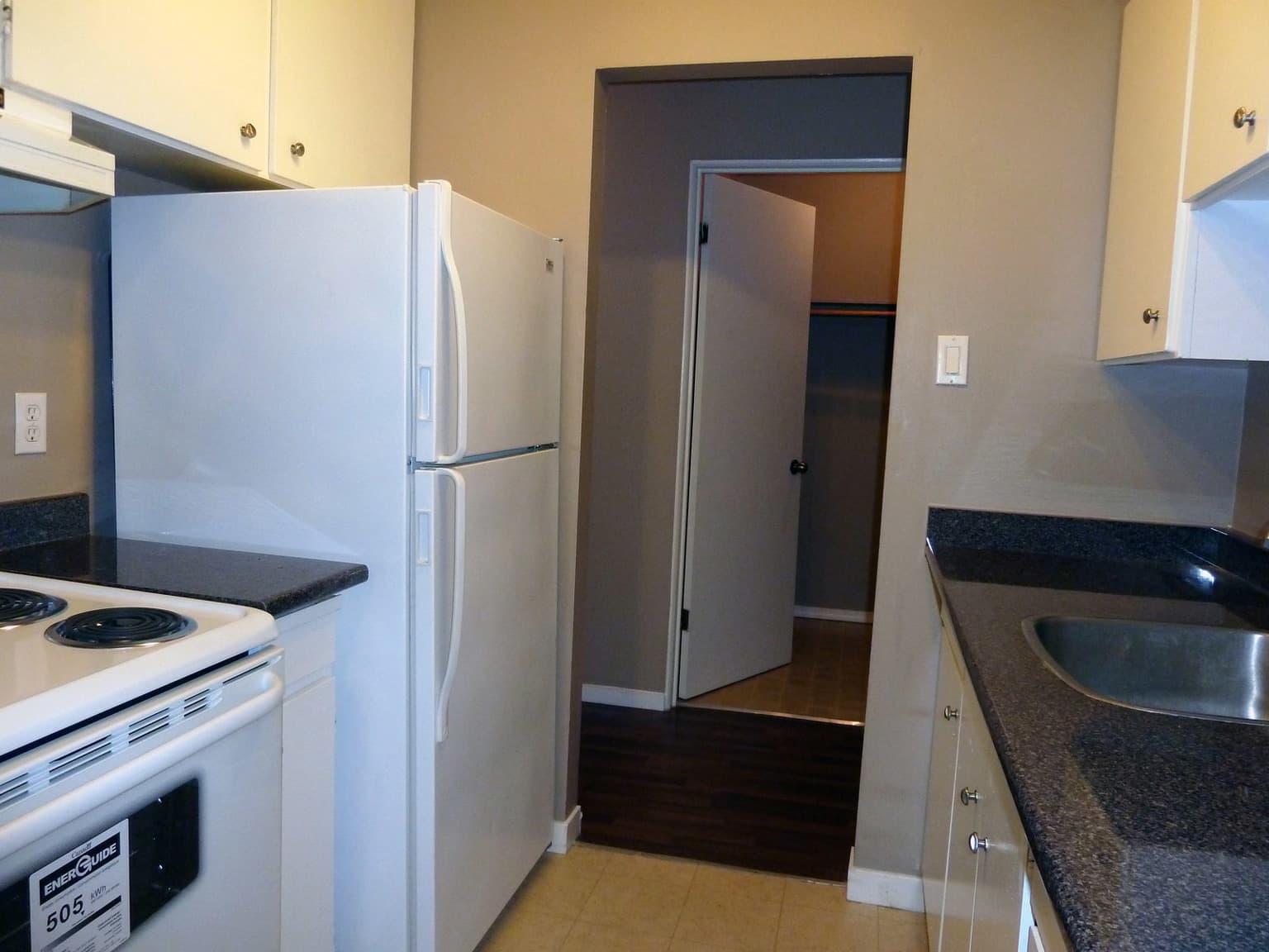 Ashley Court — 2 bedroom - Photo 7