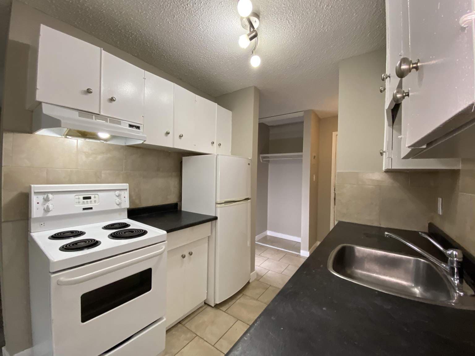 Amera Manor — 2 bedroom - Photo 2