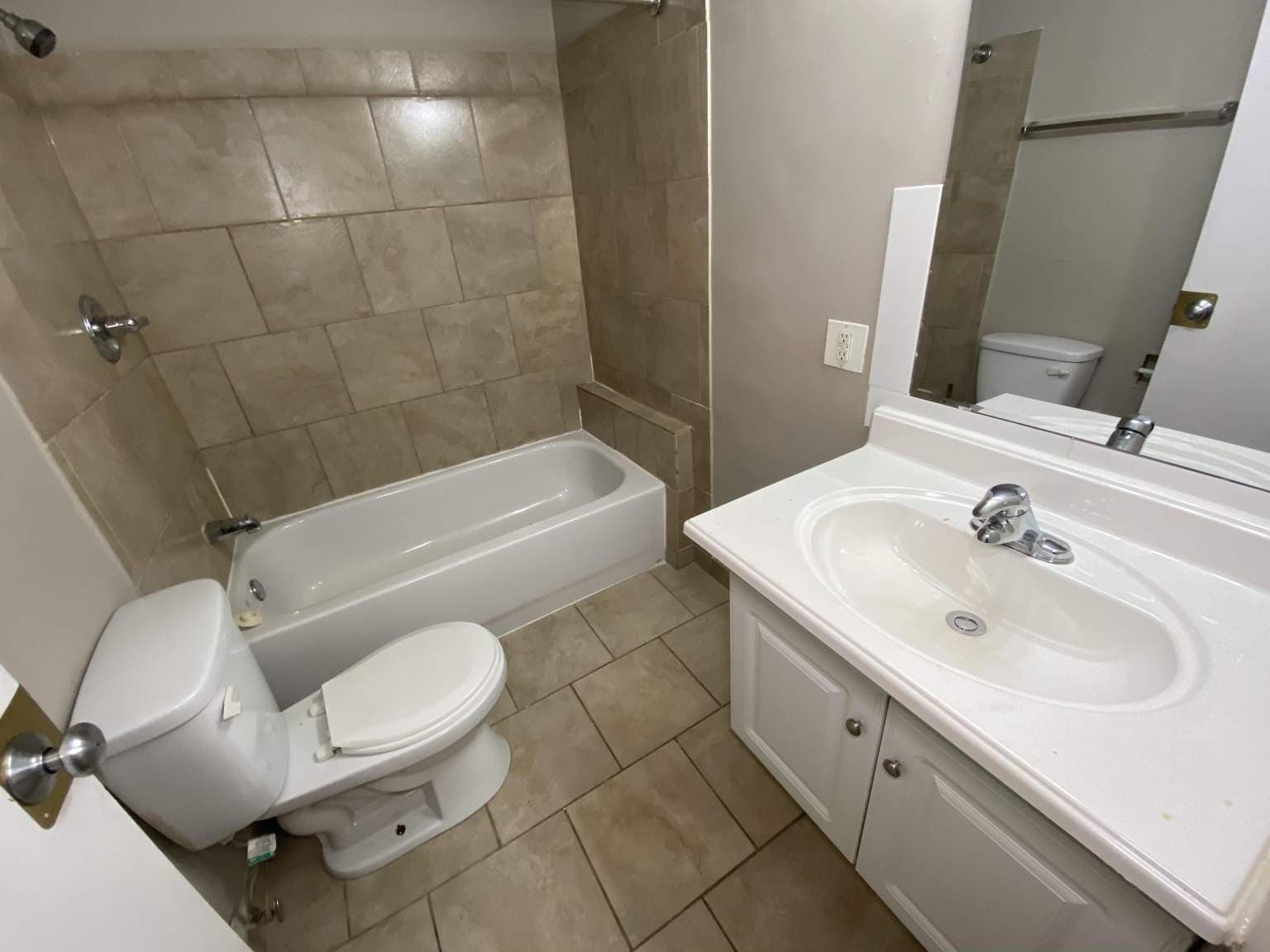 Amera Manor — 2 bedroom - Photo 6