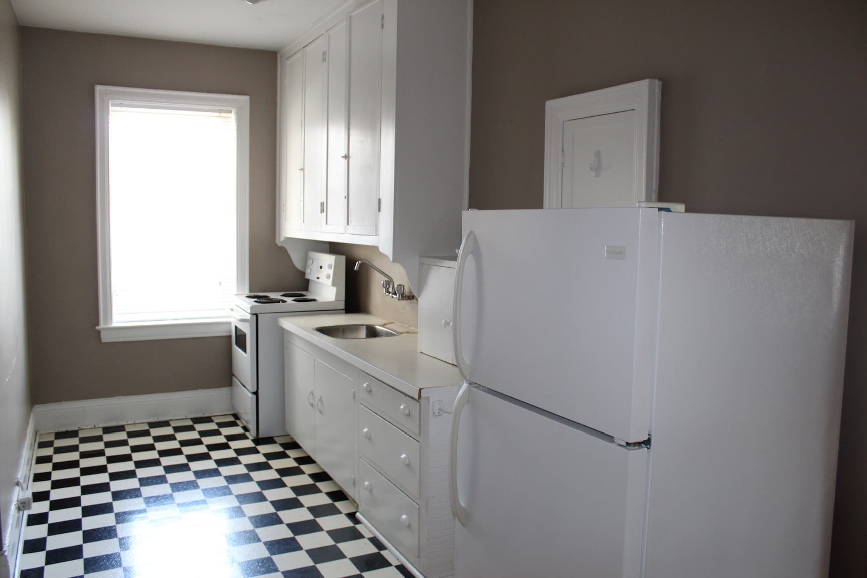 Kewanee Manor — Bachelor - Photo 2