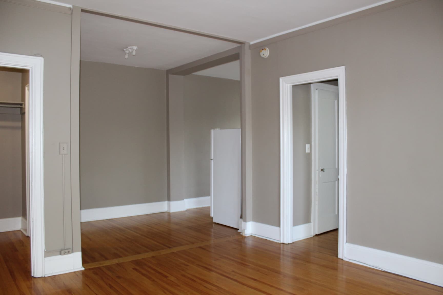 Kewanee Manor — Bachelor - Photo 3