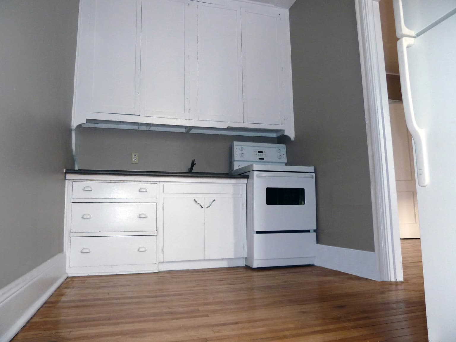Kewanee Manor — Bachelor - Photo 5
