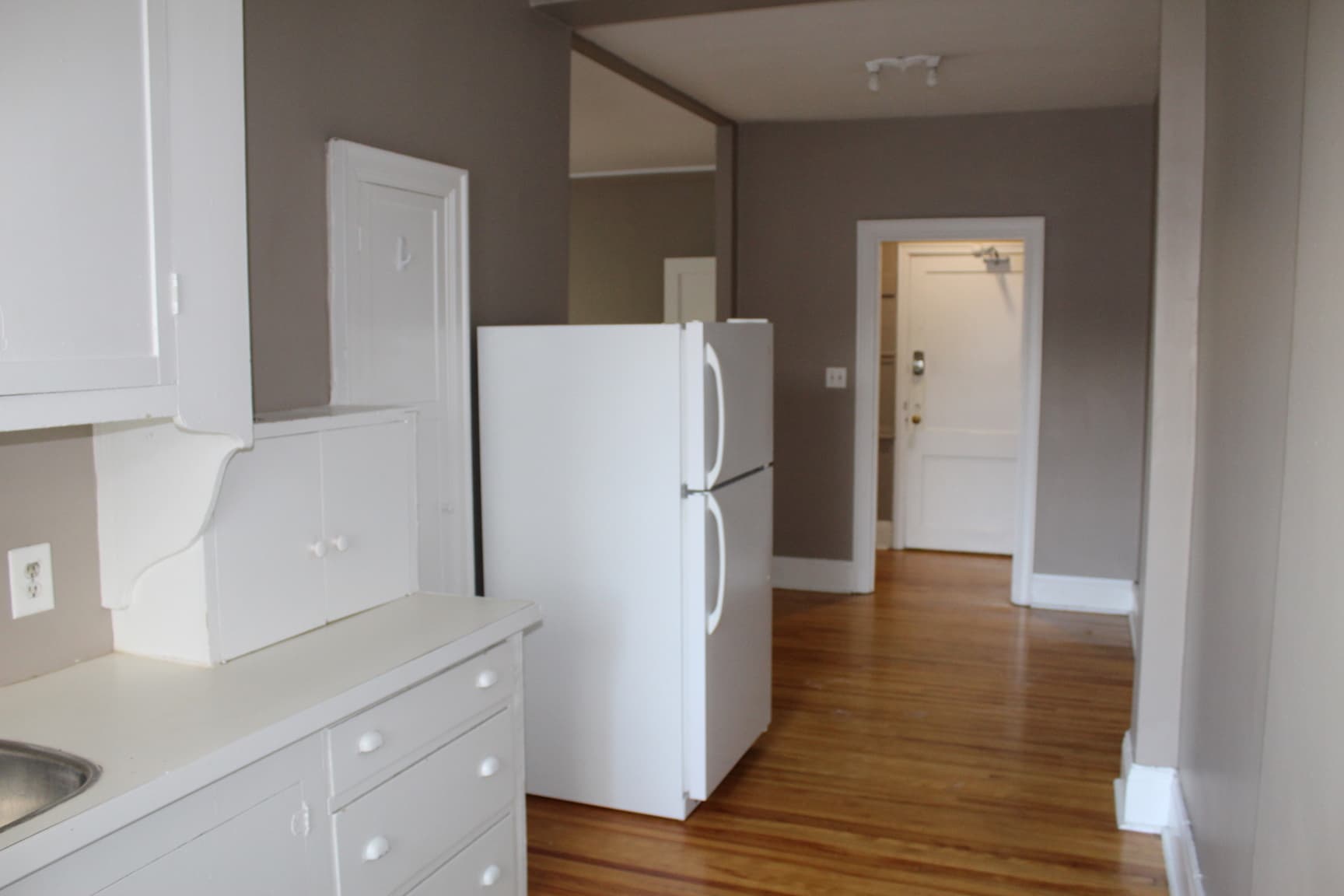 Kewanee Manor — Bachelor - Photo 6