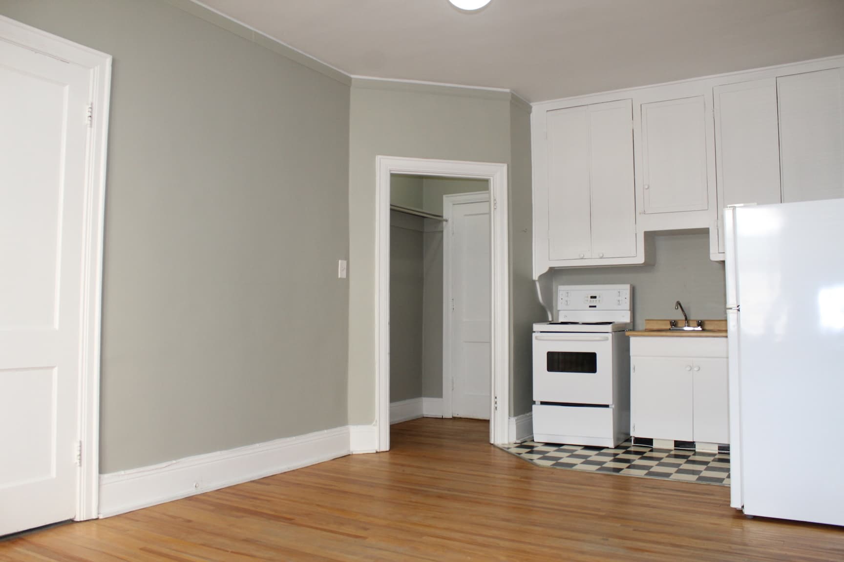 Kewanee Manor — Bachelor - Photo 7