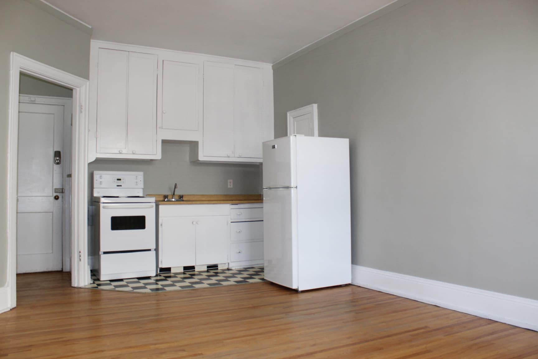 Kewanee Manor — Bachelor - Photo 8