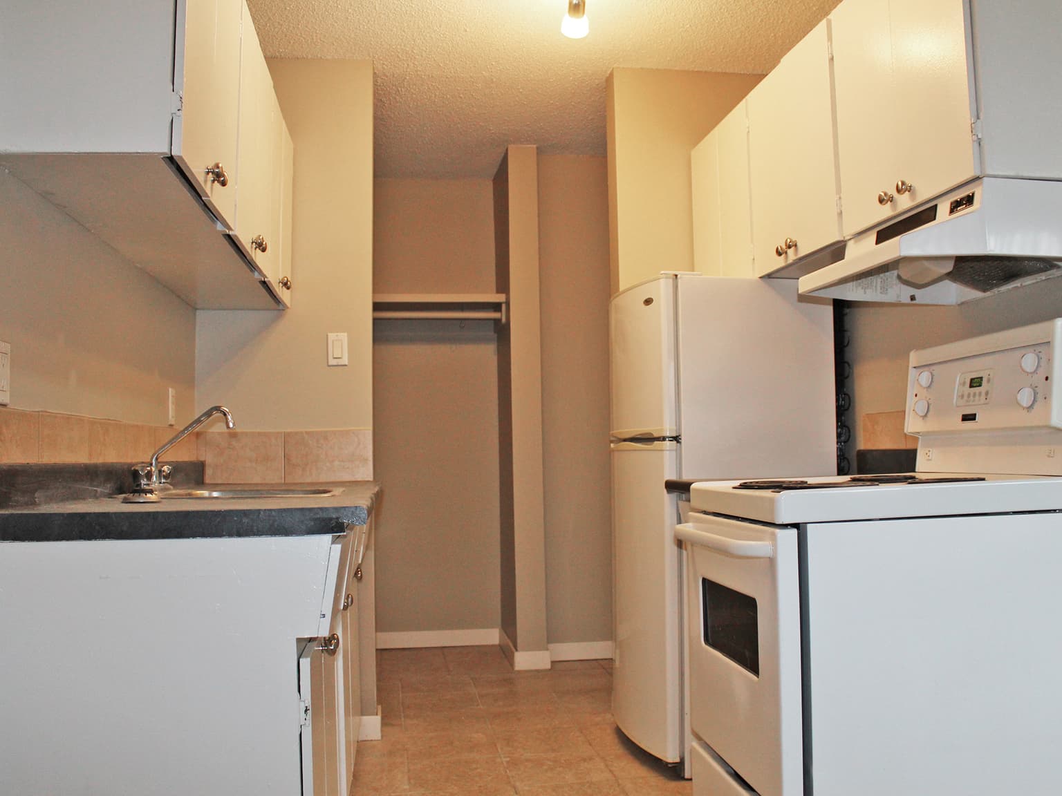 Aspen Apartments — Bachelor - Photo 5