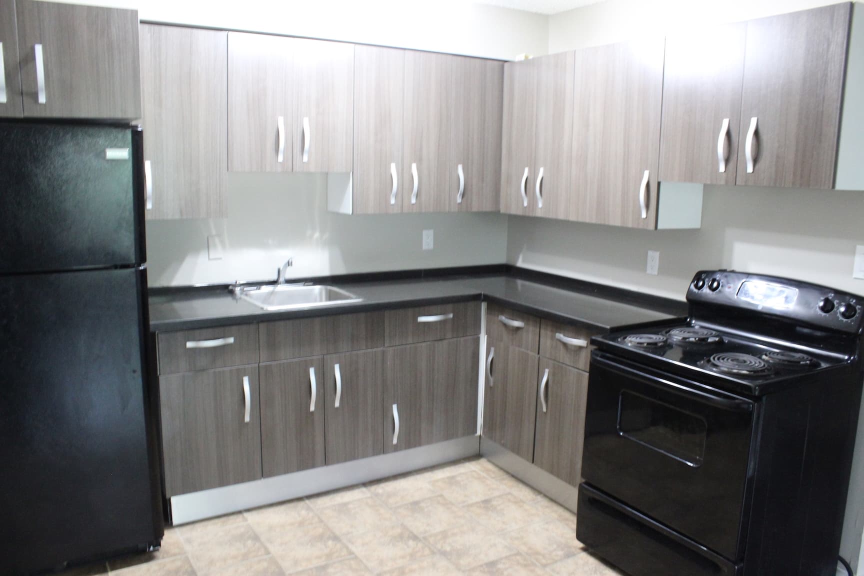 Leo Manor Apartments - Photo 2