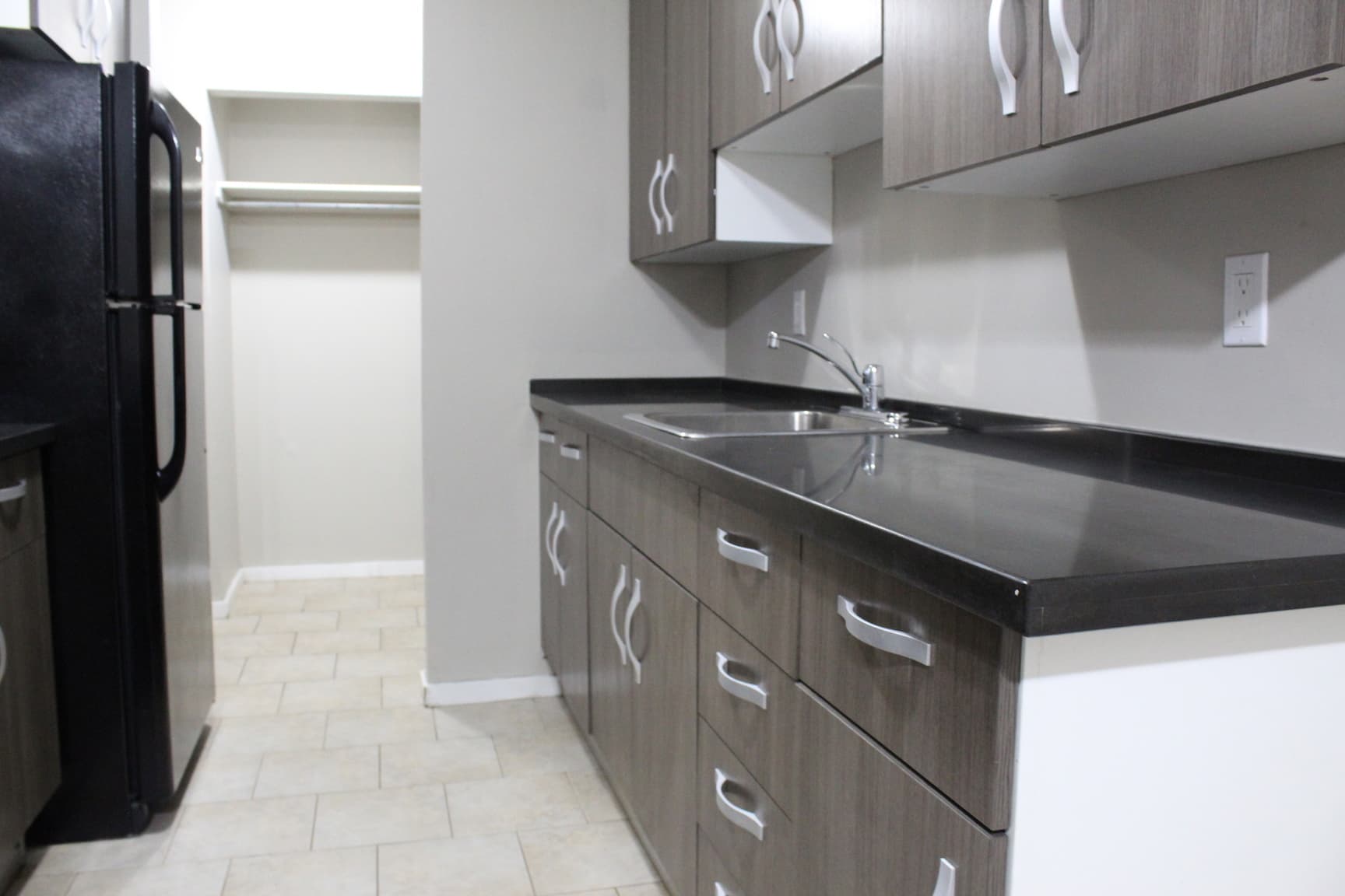 Leo Manor Apartments - Photo 7