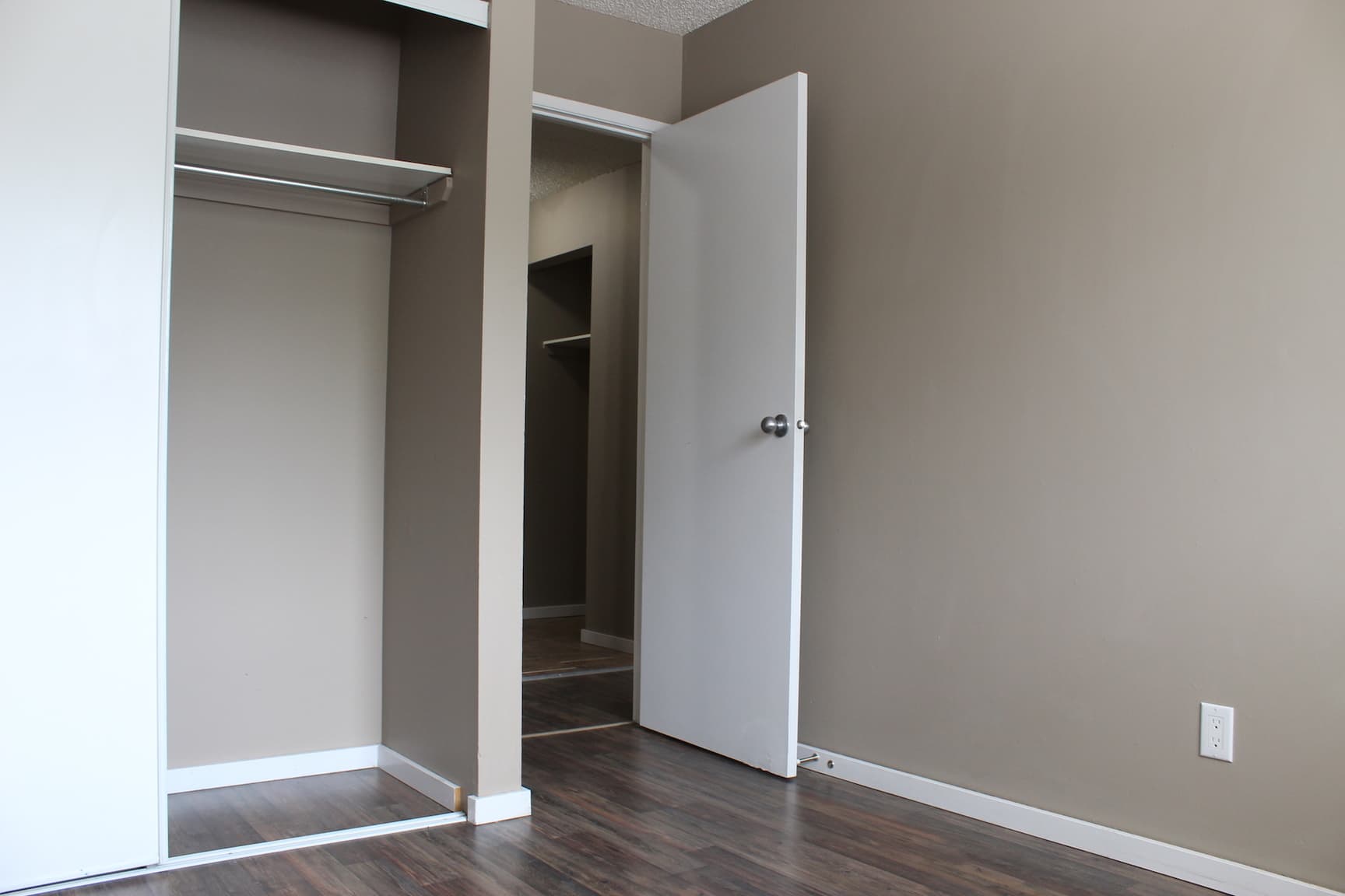 Leo Manor Apartments - Photo 8