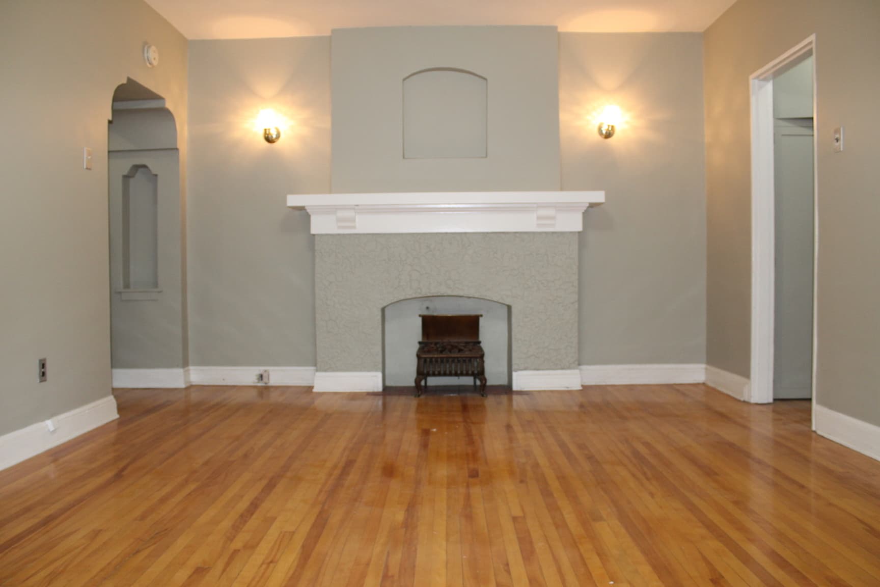 Montrose Manor - Photo 2
