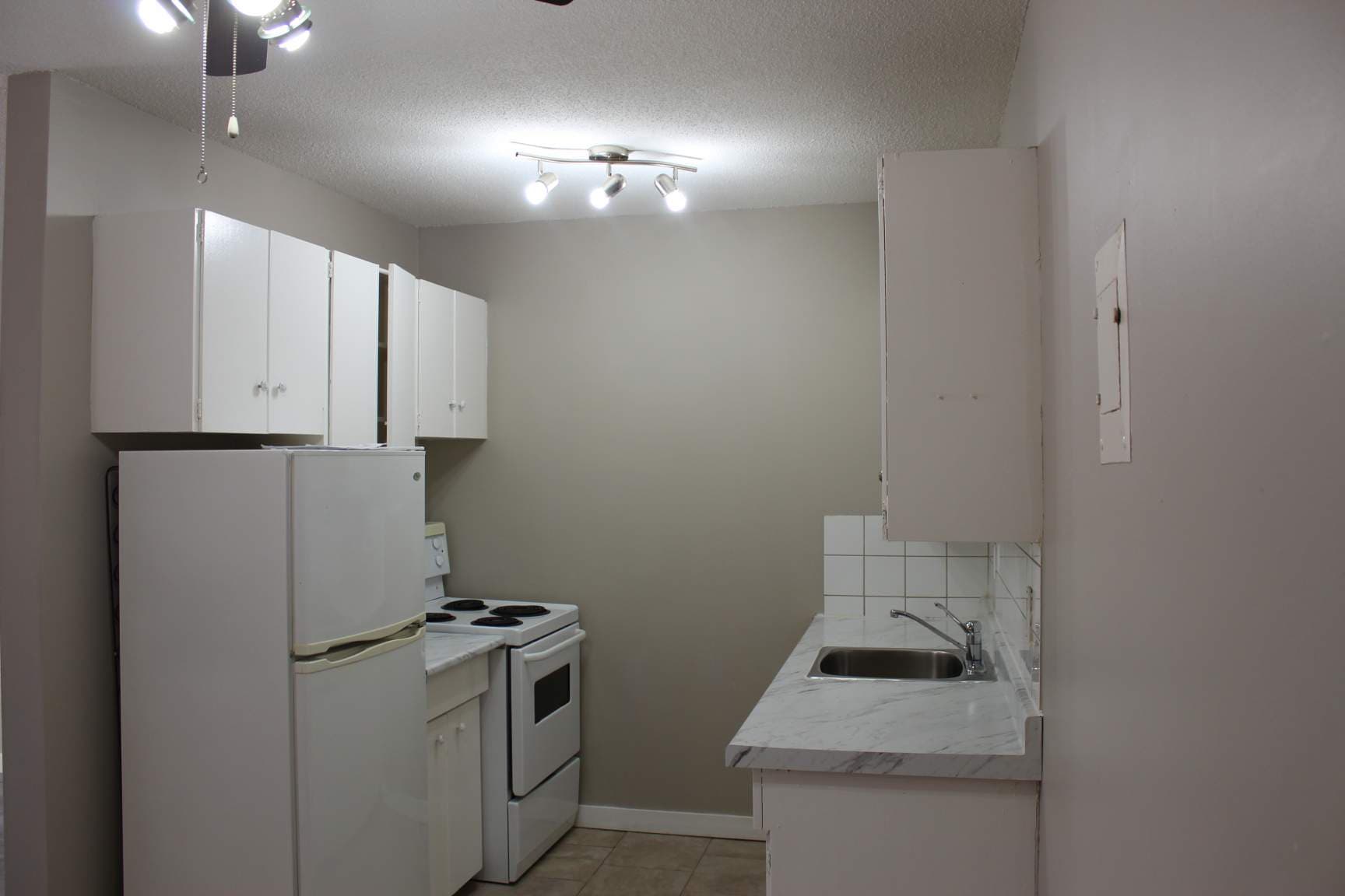 Berkley Manor — 2 bedroom - Photo 3