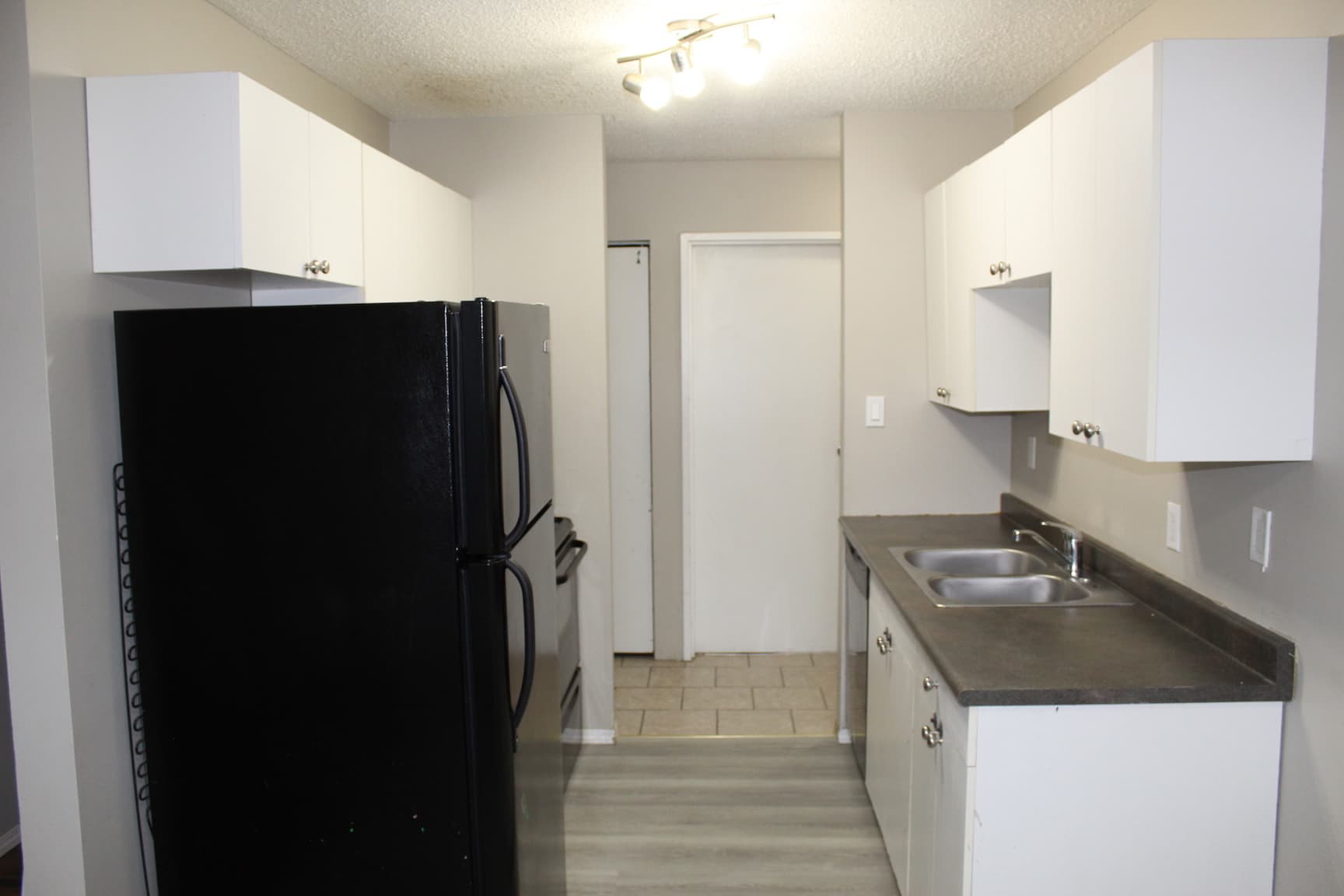 Pisces Manor — 2 bedroom - Photo 2