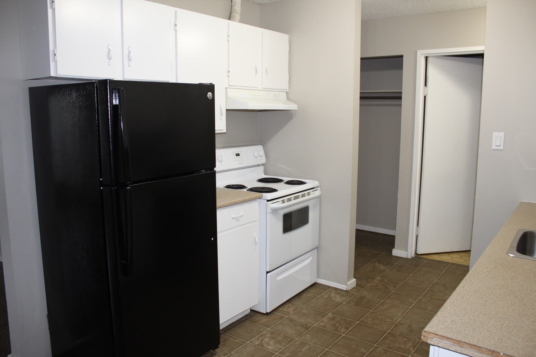 Pisces Manor — 2 bedroom - Photo 3
