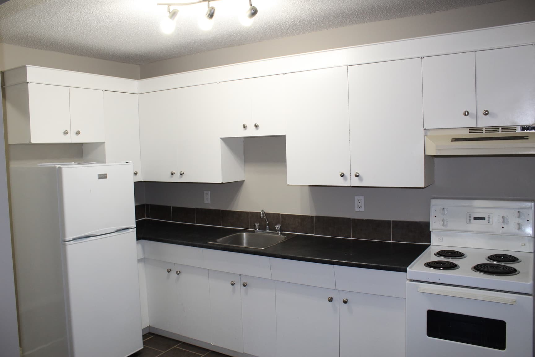 Byron Apartments — Bachelor - Photo 3