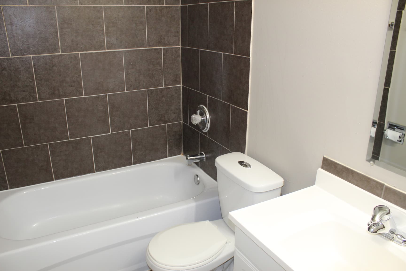 Byron Apartments — Bachelor - Photo 4