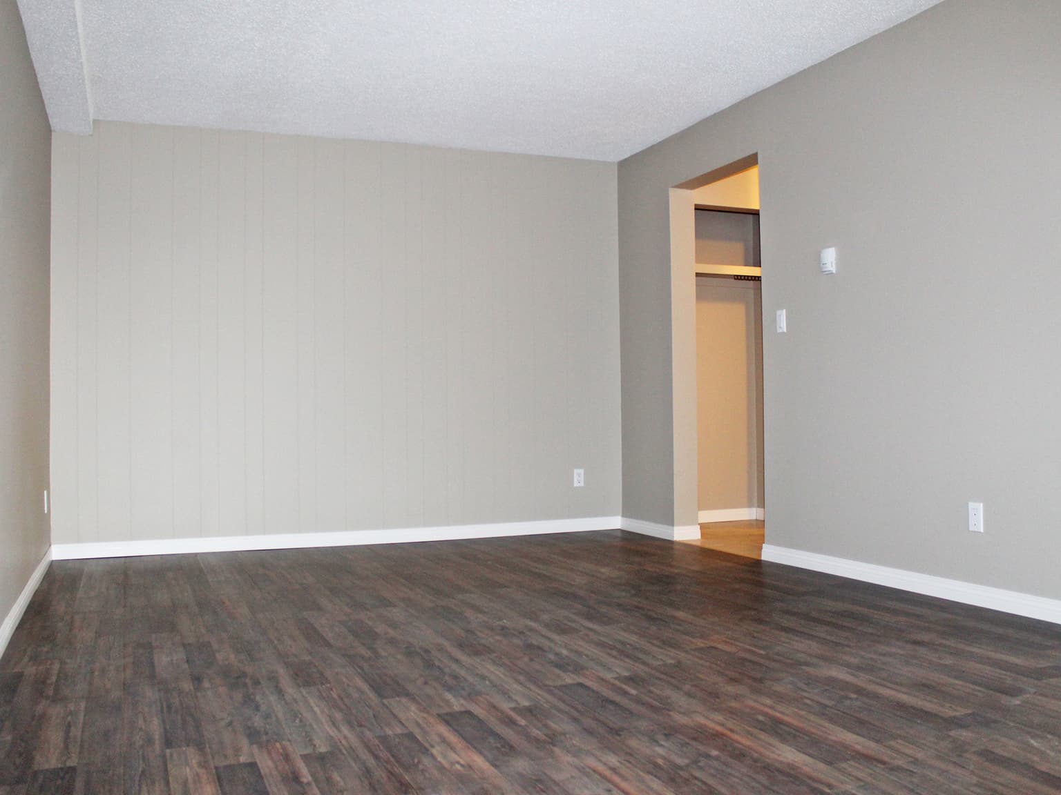 Capital Manor — Bachelor - Photo 3